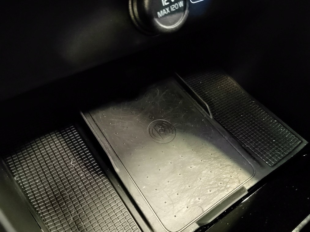 Esittelykuva VOLVO XC40 täyssähköautosta.