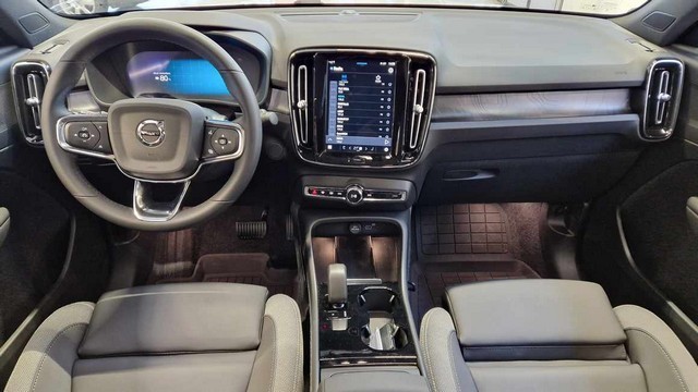 Esittelykuva VOLVO C40 täyssähköautosta.
