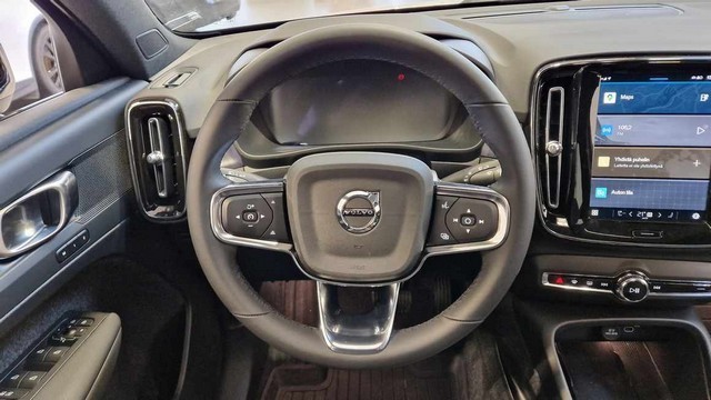Esittelykuva VOLVO C40 täyssähköautosta.
