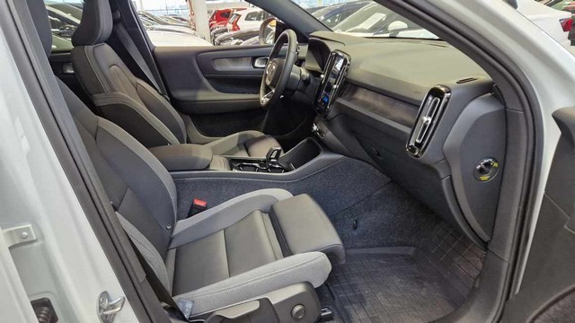 Esittelykuva VOLVO C40 täyssähköautosta.