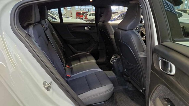 Esittelykuva VOLVO C40 täyssähköautosta.