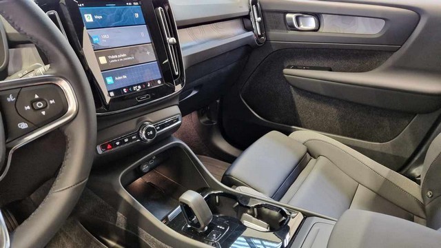 Esittelykuva VOLVO C40 täyssähköautosta.