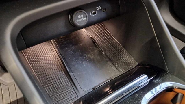 Esittelykuva VOLVO C40 täyssähköautosta.