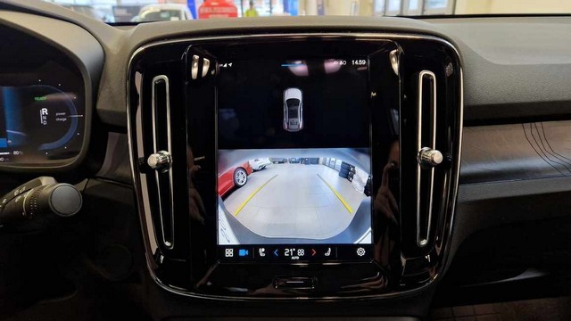 Esittelykuva VOLVO C40 täyssähköautosta.