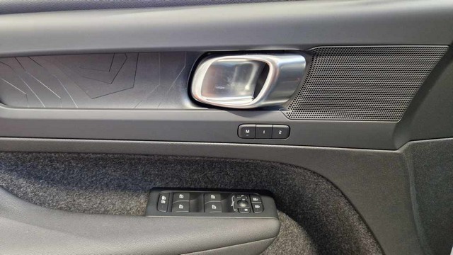 Esittelykuva VOLVO C40 täyssähköautosta.
