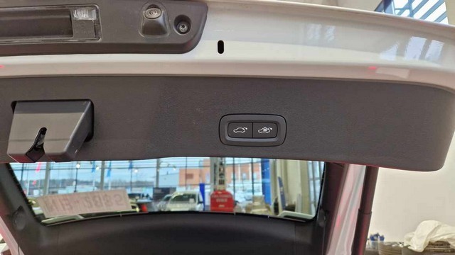 Esittelykuva VOLVO C40 täyssähköautosta.