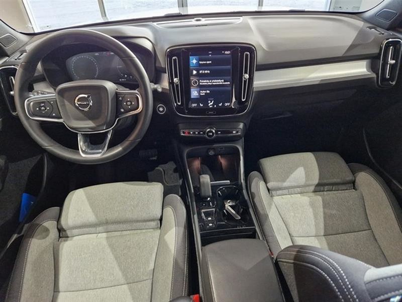 Esittelykuva VOLVO XC40 lataushybridiautosta.