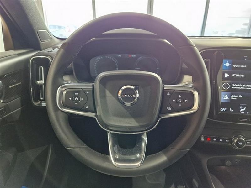 Esittelykuva VOLVO XC40 lataushybridiautosta.