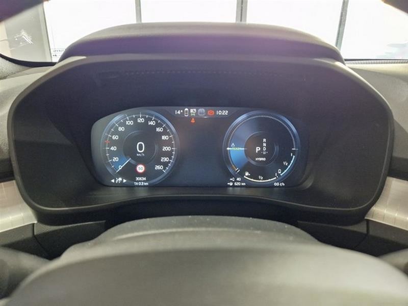 Esittelykuva VOLVO XC40 lataushybridiautosta.