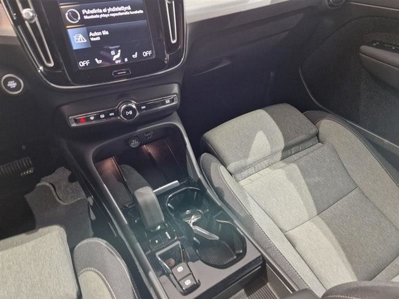 Esittelykuva VOLVO XC40 lataushybridiautosta.