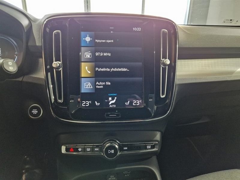 Esittelykuva VOLVO XC40 lataushybridiautosta.