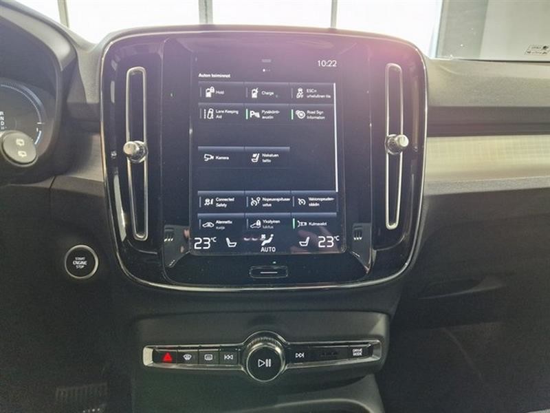 Esittelykuva VOLVO XC40 lataushybridiautosta.