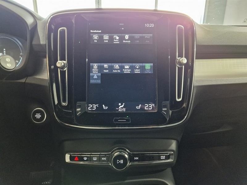 Esittelykuva VOLVO XC40 lataushybridiautosta.