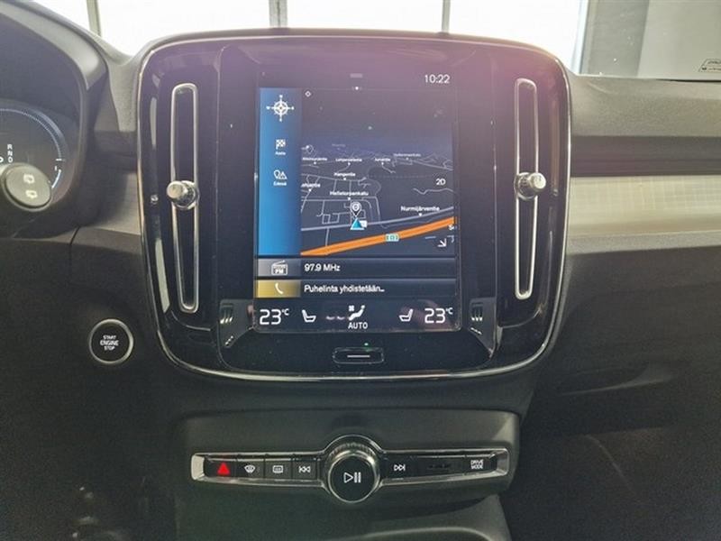 Esittelykuva VOLVO XC40 lataushybridiautosta.