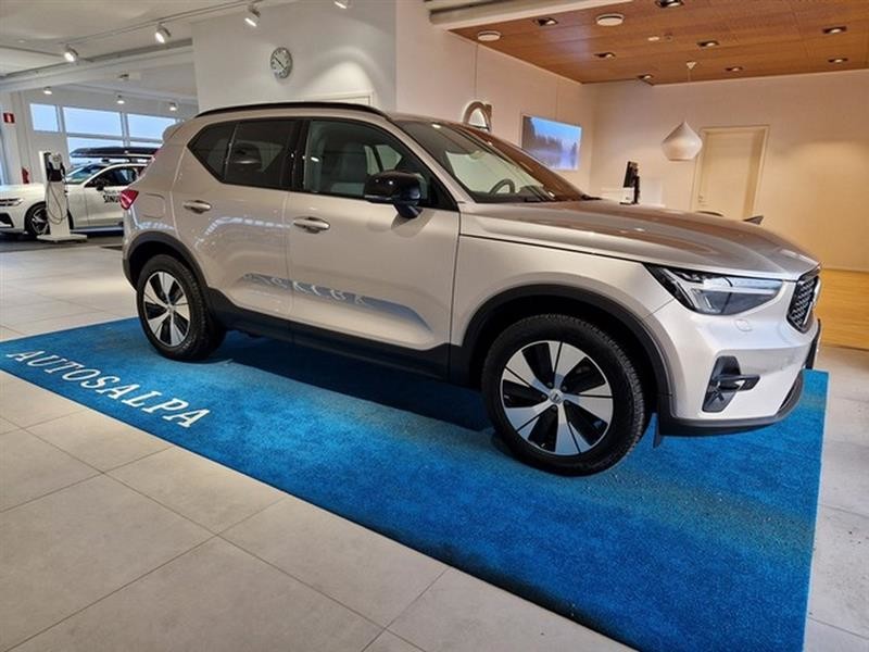 Esittelykuva VOLVO XC40 lataushybridiautosta.