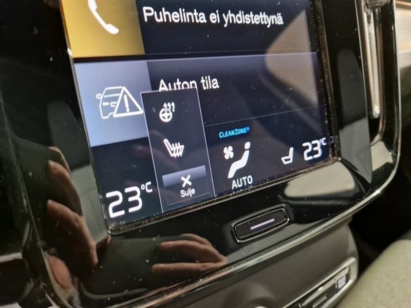 Esittelykuva VOLVO XC40 lataushybridiautosta.
