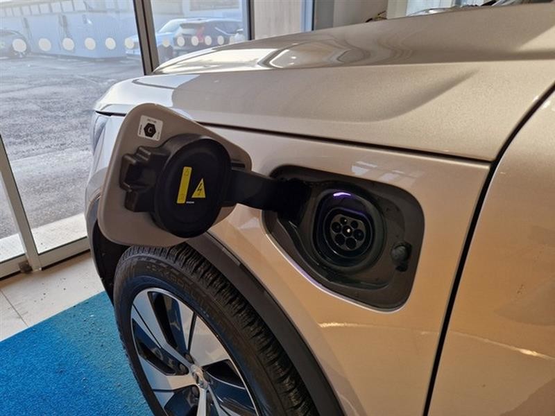 Esittelykuva VOLVO XC40 lataushybridiautosta.