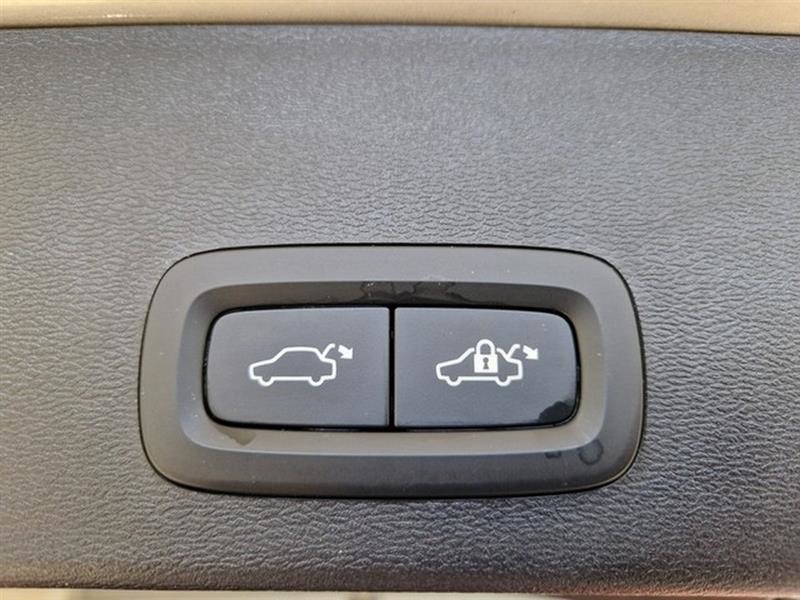 Esittelykuva VOLVO XC40 lataushybridiautosta.
