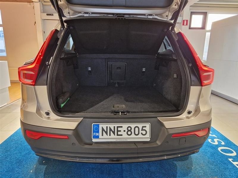 Esittelykuva VOLVO XC40 lataushybridiautosta.