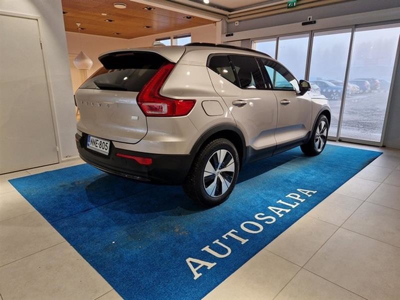 Esittelykuva VOLVO XC40 lataushybridiautosta.