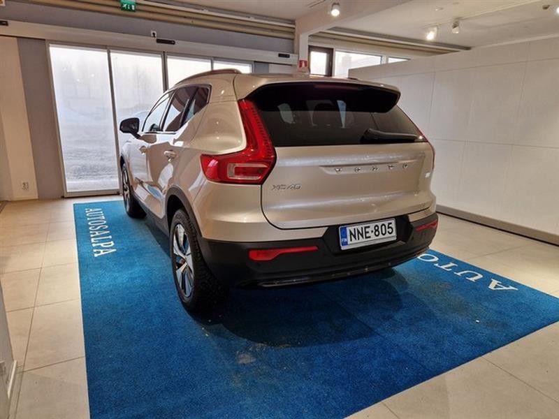 Esittelykuva VOLVO XC40 lataushybridiautosta.