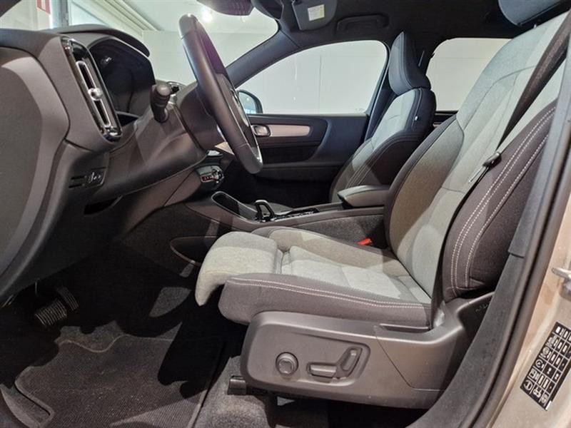 Esittelykuva VOLVO XC40 lataushybridiautosta.