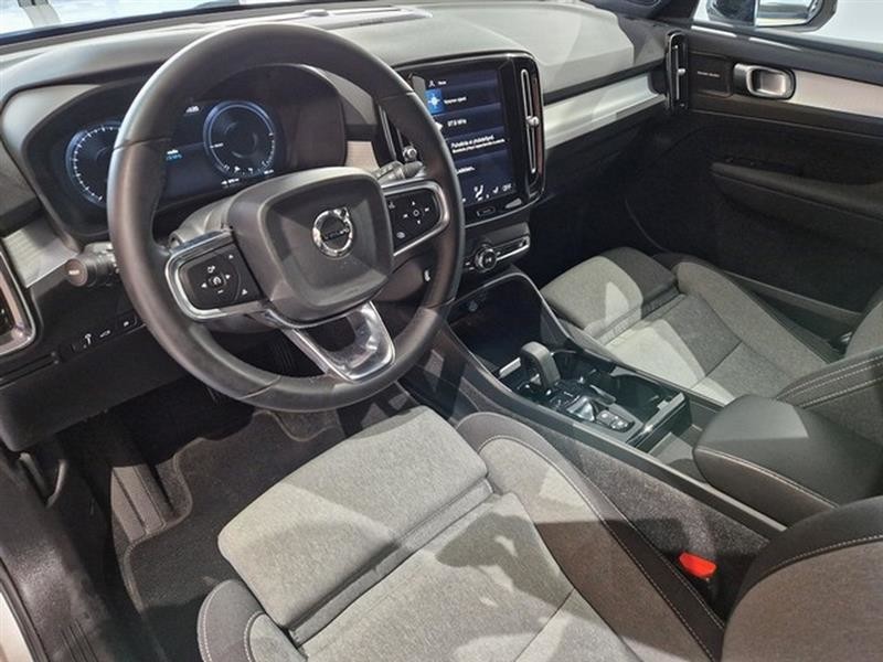 Esittelykuva VOLVO XC40 lataushybridiautosta.