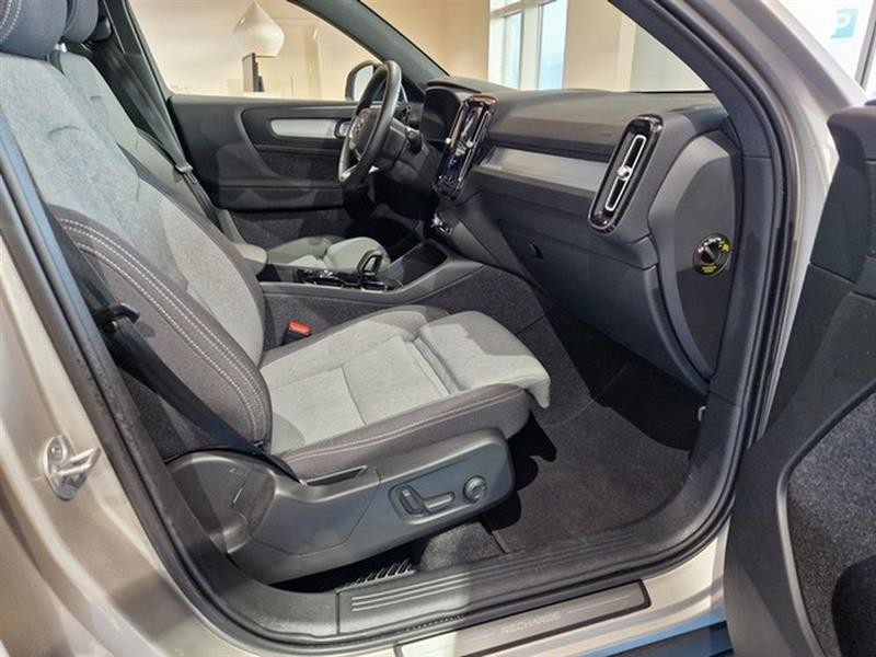 Esittelykuva VOLVO XC40 lataushybridiautosta.