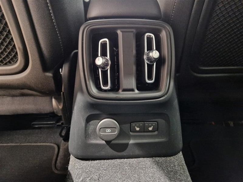 Esittelykuva VOLVO XC40 lataushybridiautosta.
