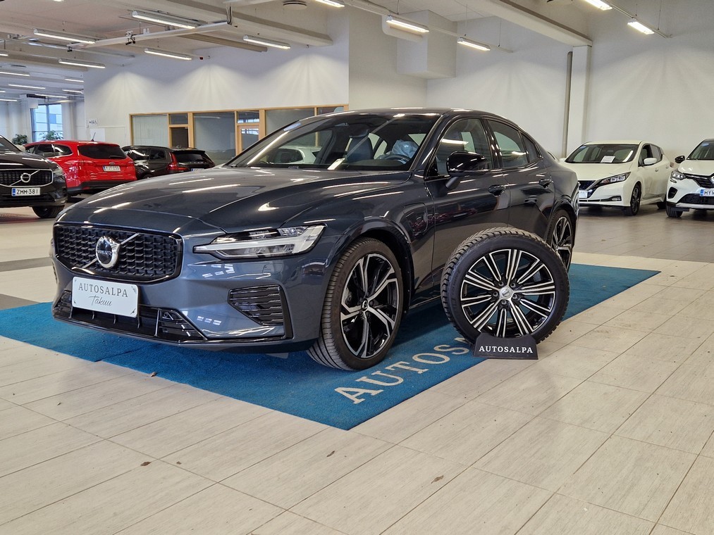 Esittelykuva VOLVO S60 lataushybridiautosta.