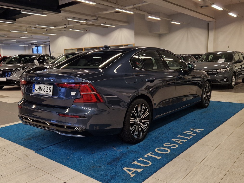 Esittelykuva VOLVO S60 lataushybridiautosta.
