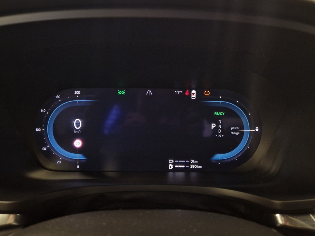 Esittelykuva VOLVO S60 lataushybridiautosta.