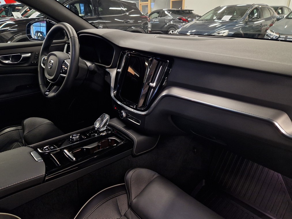Esittelykuva VOLVO S60 lataushybridiautosta.