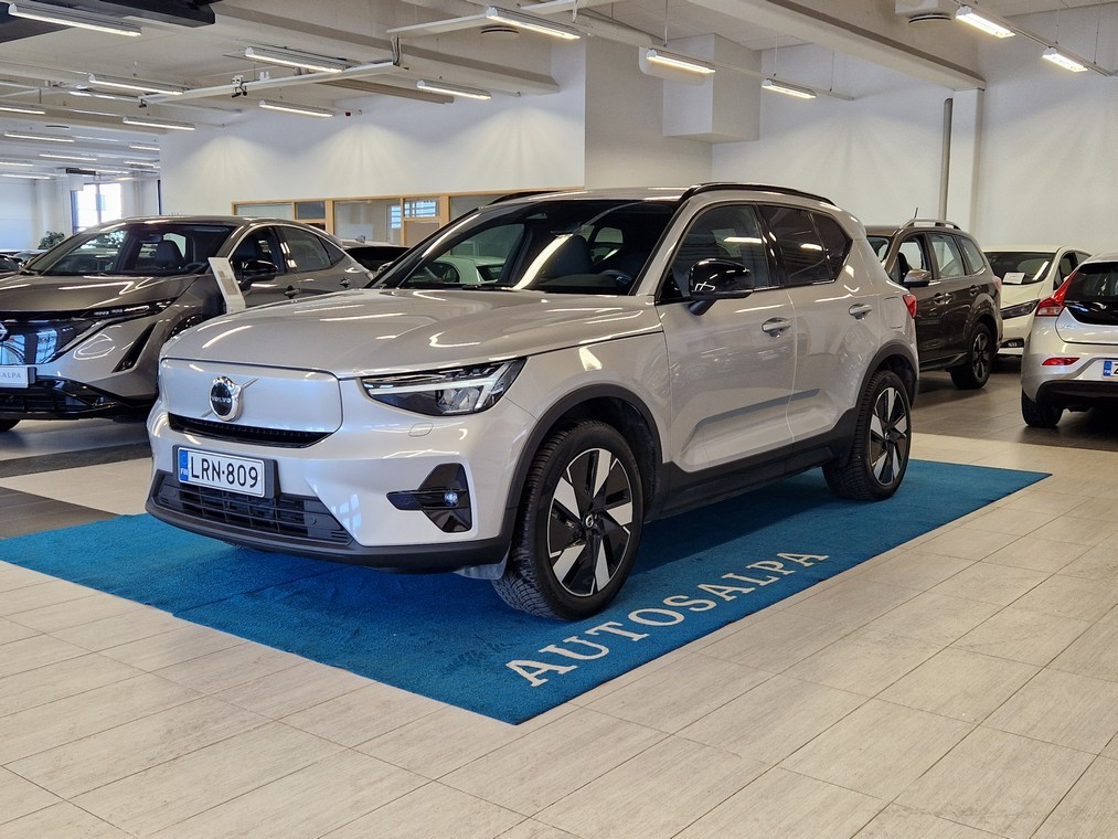 Esittelykuva VOLVO XC40 täyssähköautosta.
