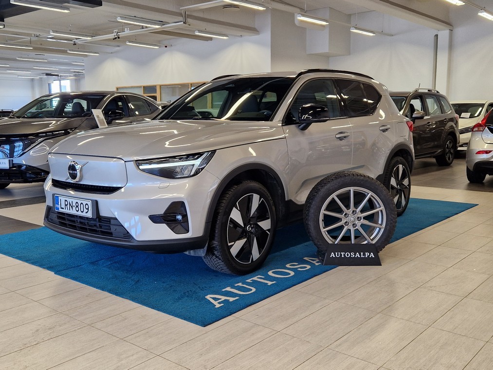 Esittelykuva VOLVO XC40 täyssähköautosta.