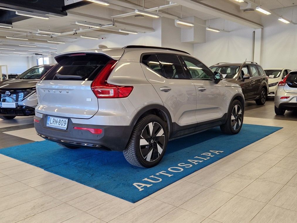 Esittelykuva VOLVO XC40 täyssähköautosta.