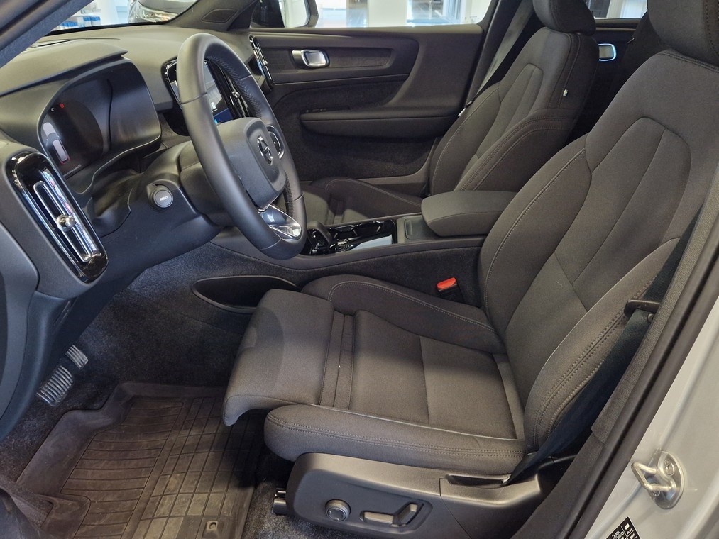 Esittelykuva VOLVO XC40 täyssähköautosta.