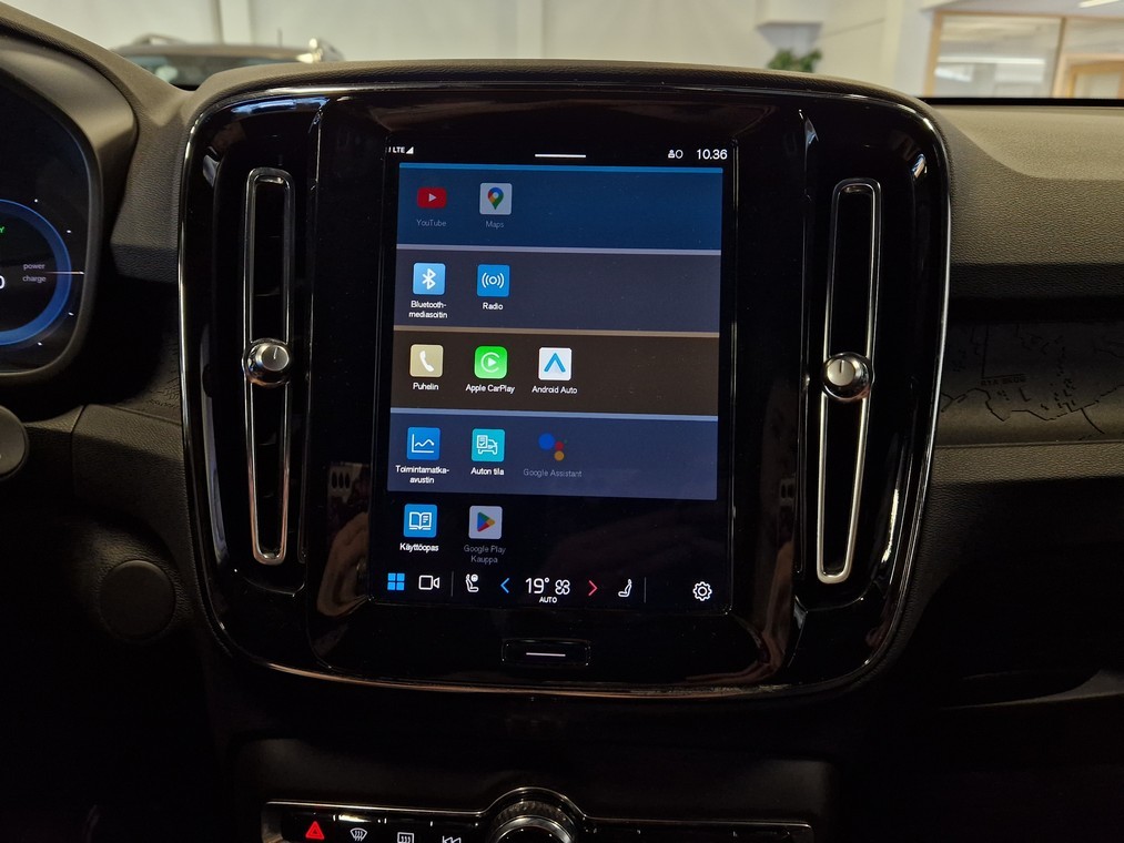 Esittelykuva VOLVO XC40 täyssähköautosta.