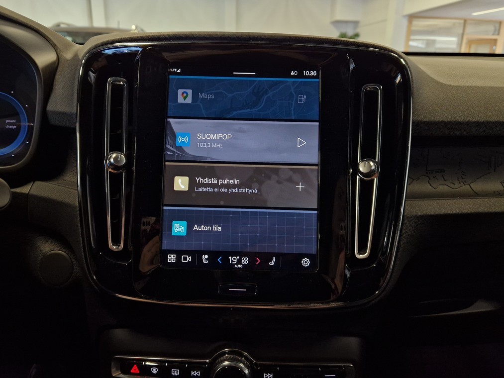 Esittelykuva VOLVO XC40 täyssähköautosta.