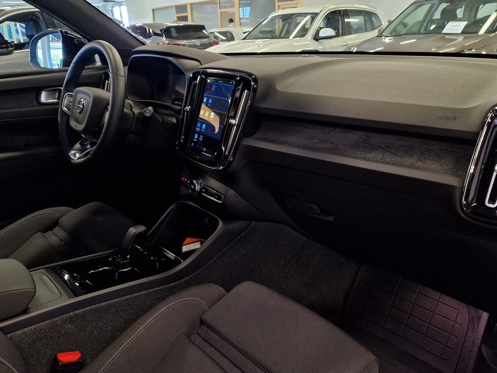 Esittelykuva VOLVO XC40 täyssähköautosta.
