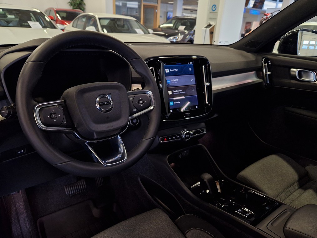 Esittelykuva VOLVO XC40 bensiiniautosta.