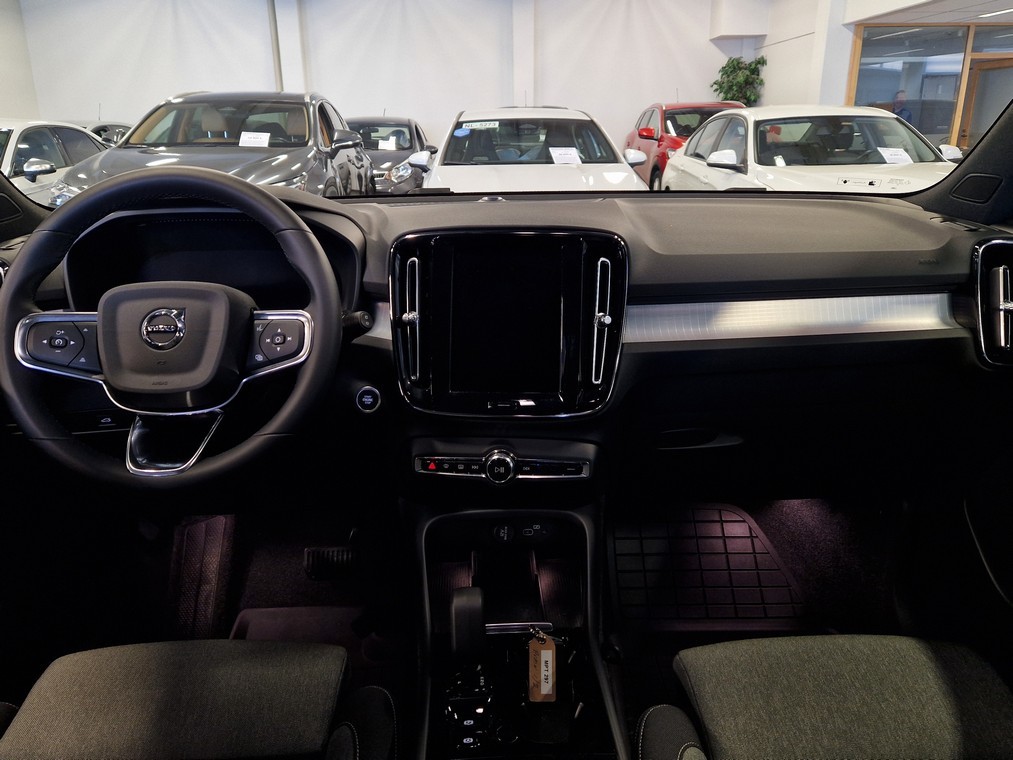 Esittelykuva VOLVO XC40 bensiiniautosta.
