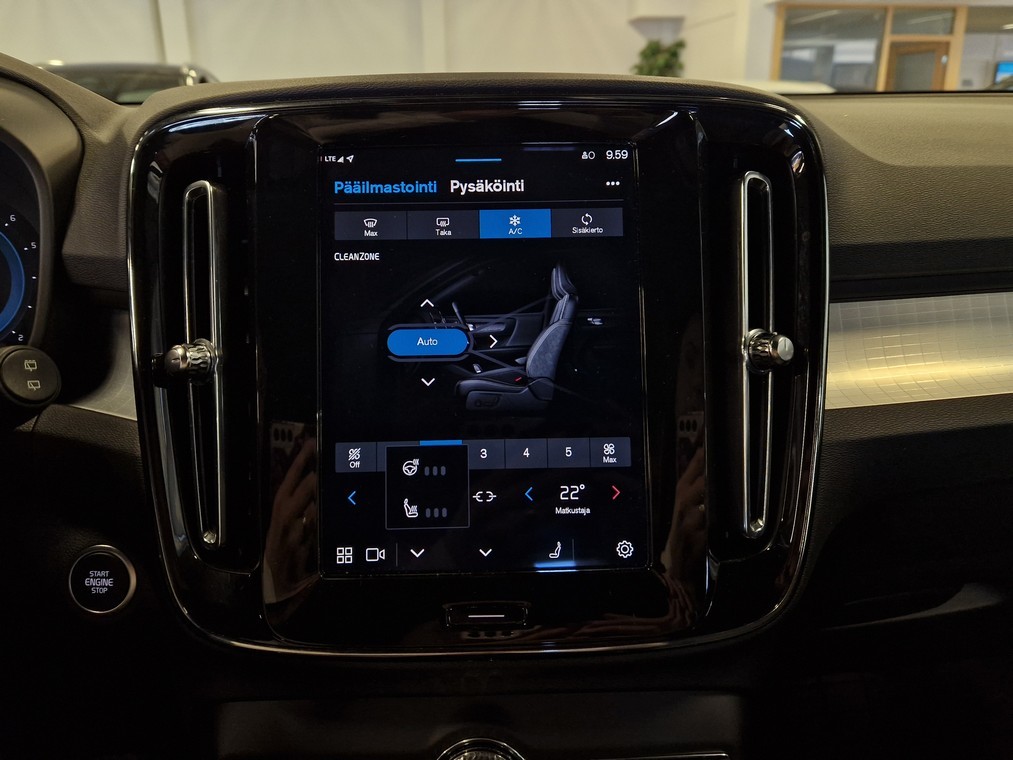 Esittelykuva VOLVO XC40 bensiiniautosta.