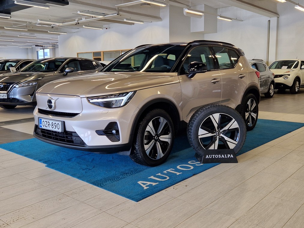 Esittelykuva VOLVO XC40 täyssähköautosta.