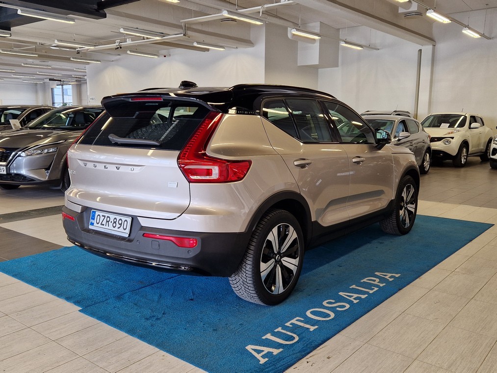 Esittelykuva VOLVO XC40 täyssähköautosta.