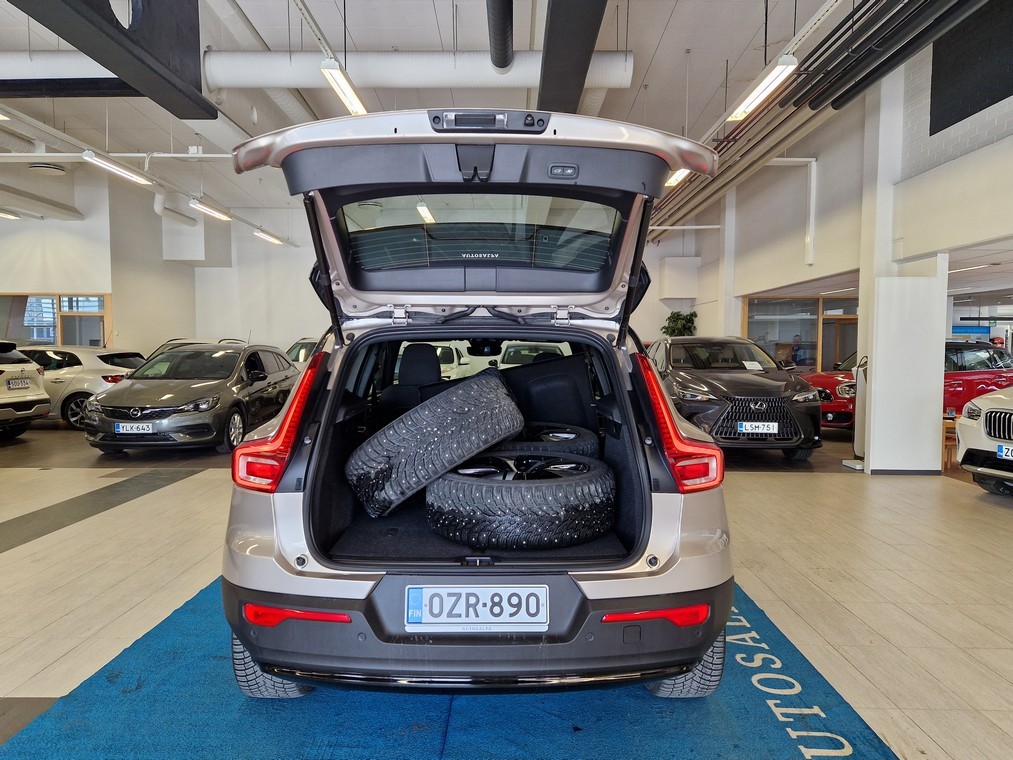 Esittelykuva VOLVO XC40 täyssähköautosta.