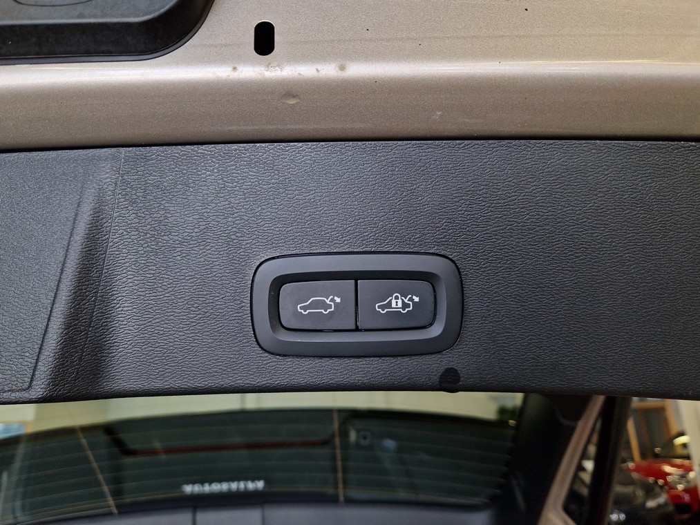 Esittelykuva VOLVO XC40 täyssähköautosta.