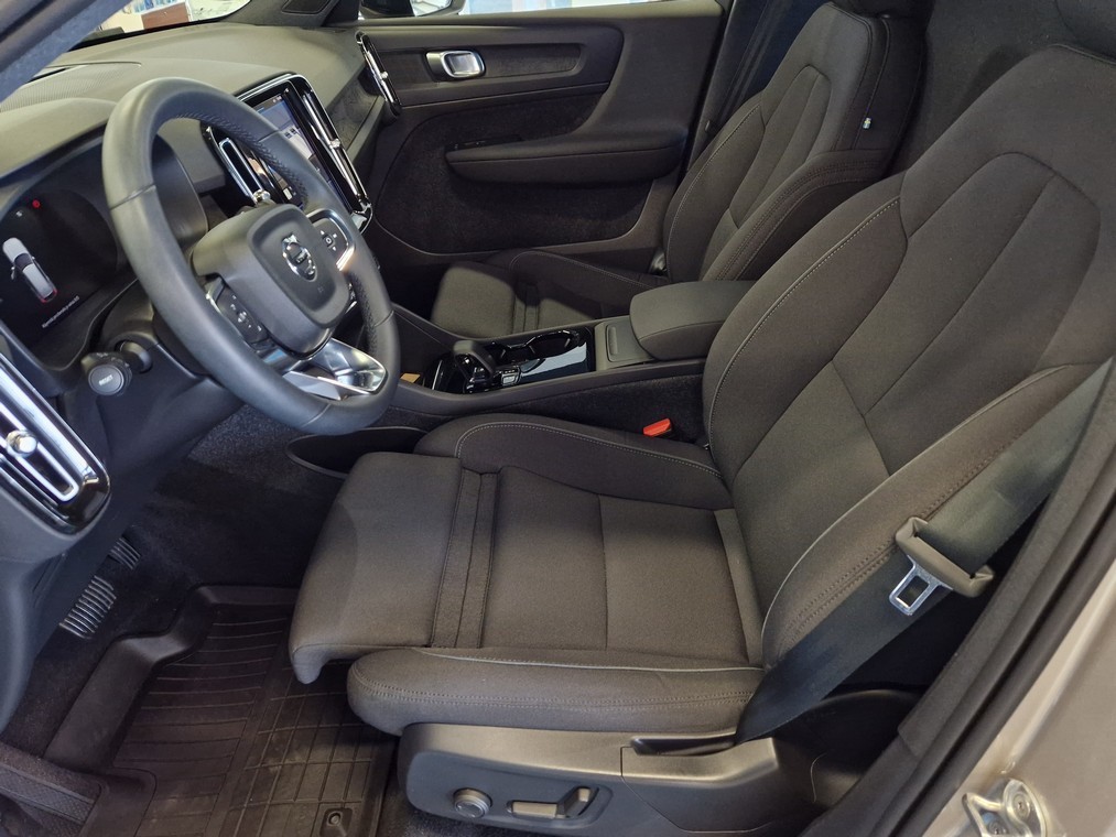 Esittelykuva VOLVO XC40 täyssähköautosta.
