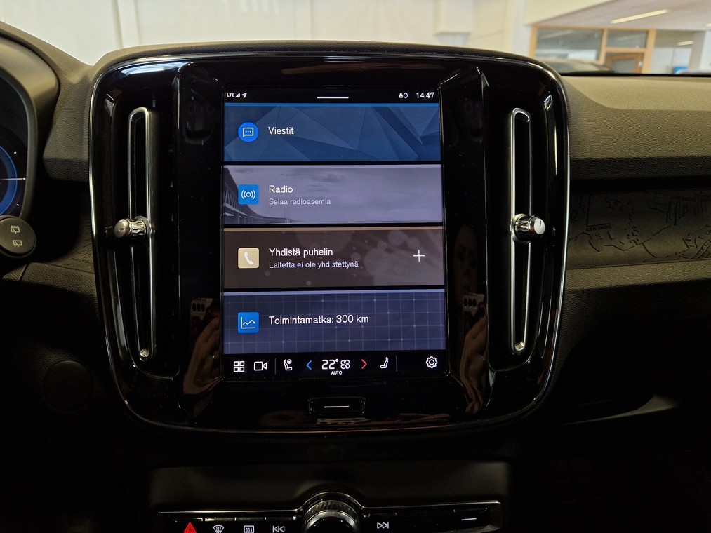 Esittelykuva VOLVO XC40 täyssähköautosta.