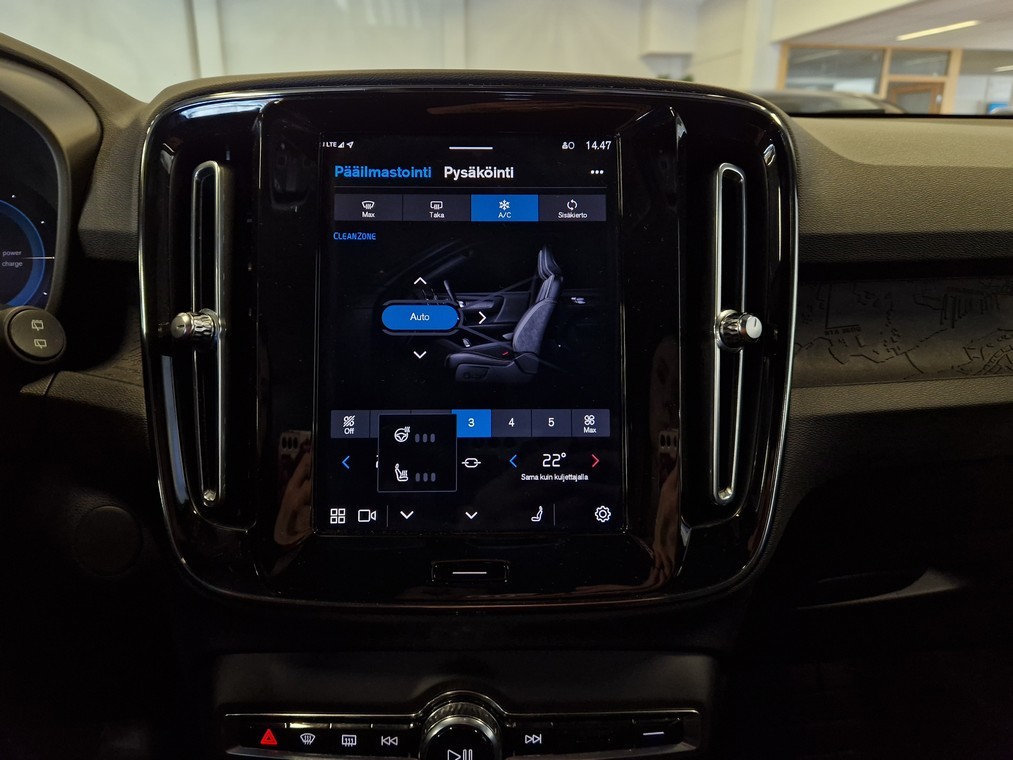 Esittelykuva VOLVO XC40 täyssähköautosta.